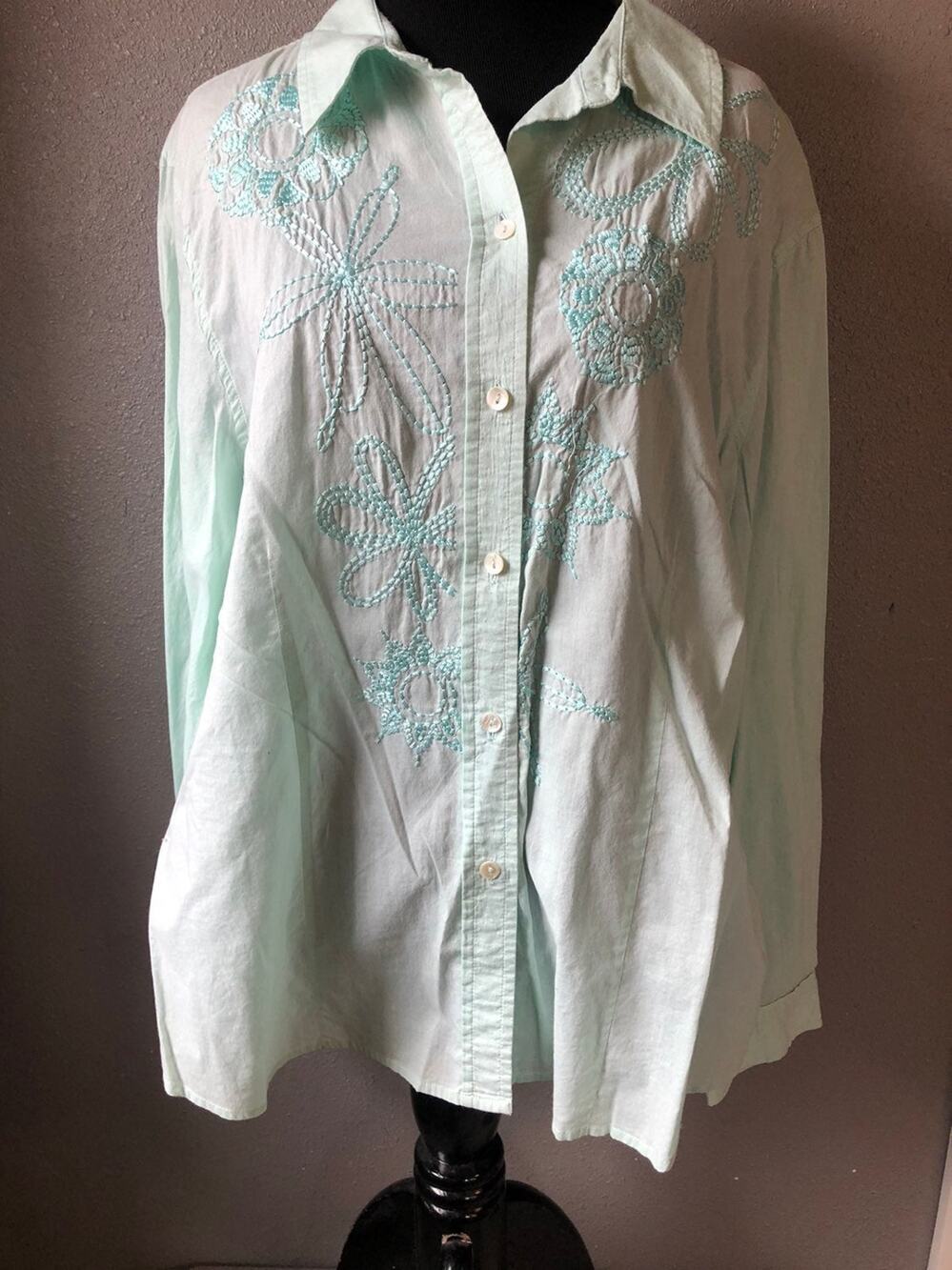 Chico's embroidered button up blouse size 3 (16/XL)